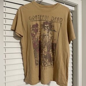 Tan, graphic T, medium, comfortable